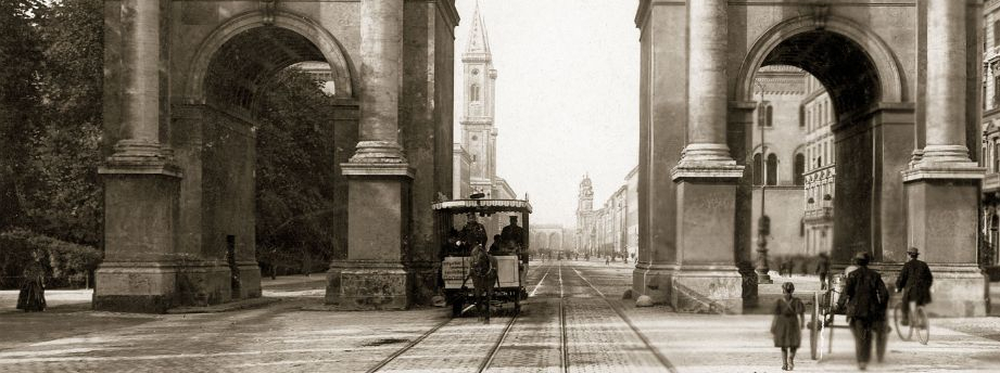 Pferde-Tram fährt durchs Siegestor ca 1900